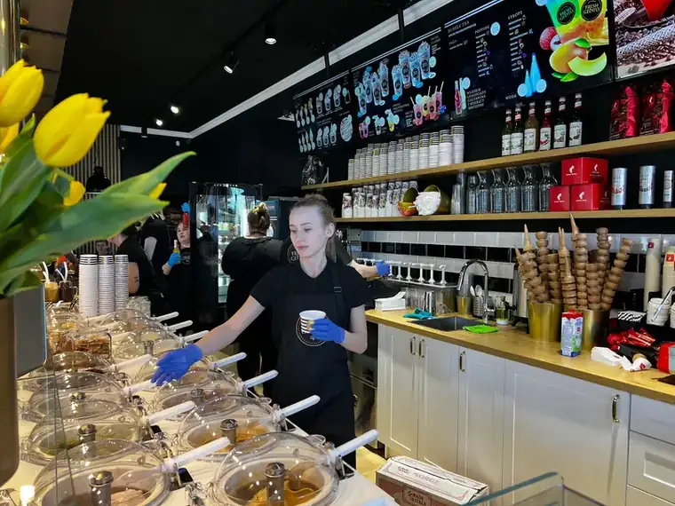 Zespół przy ladzie z gelato