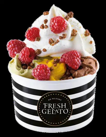Gelato w kubku z owocami
